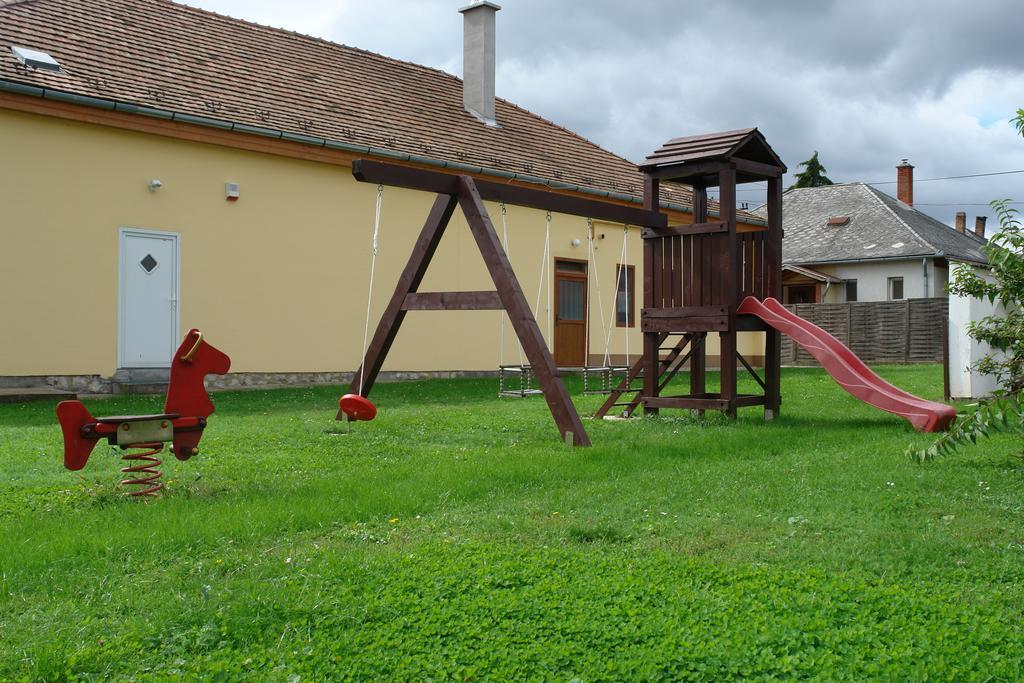 Hotel Koller Panzió Bonyhád Exterior foto