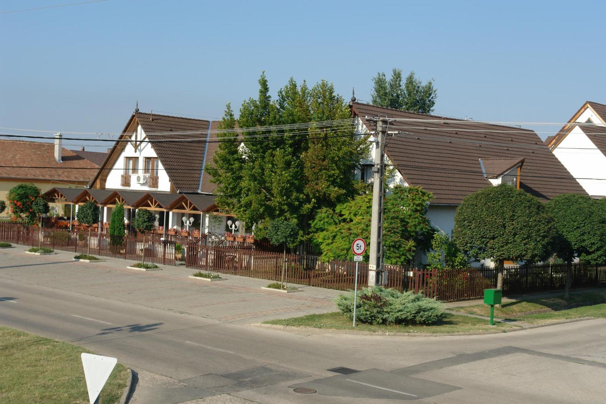 Hotel Koller Panzió Bonyhád Exterior foto