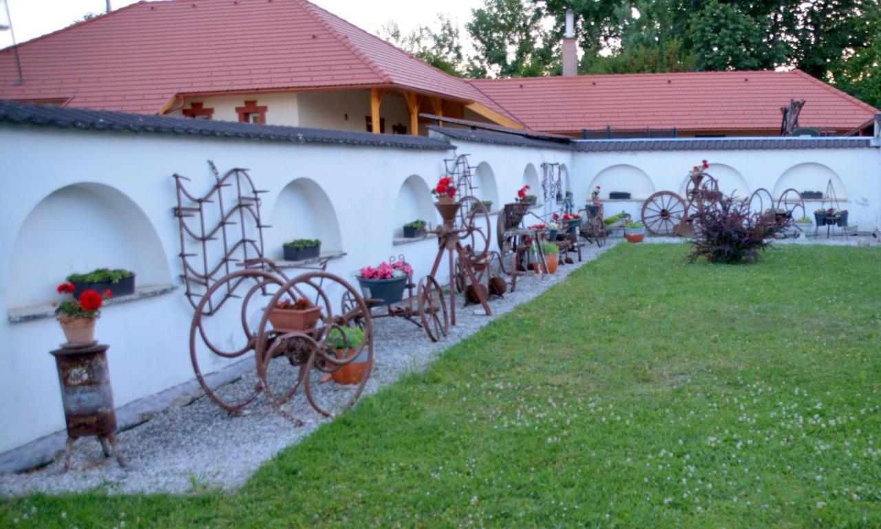 Hotel Koller Panzió Bonyhád Exterior foto
