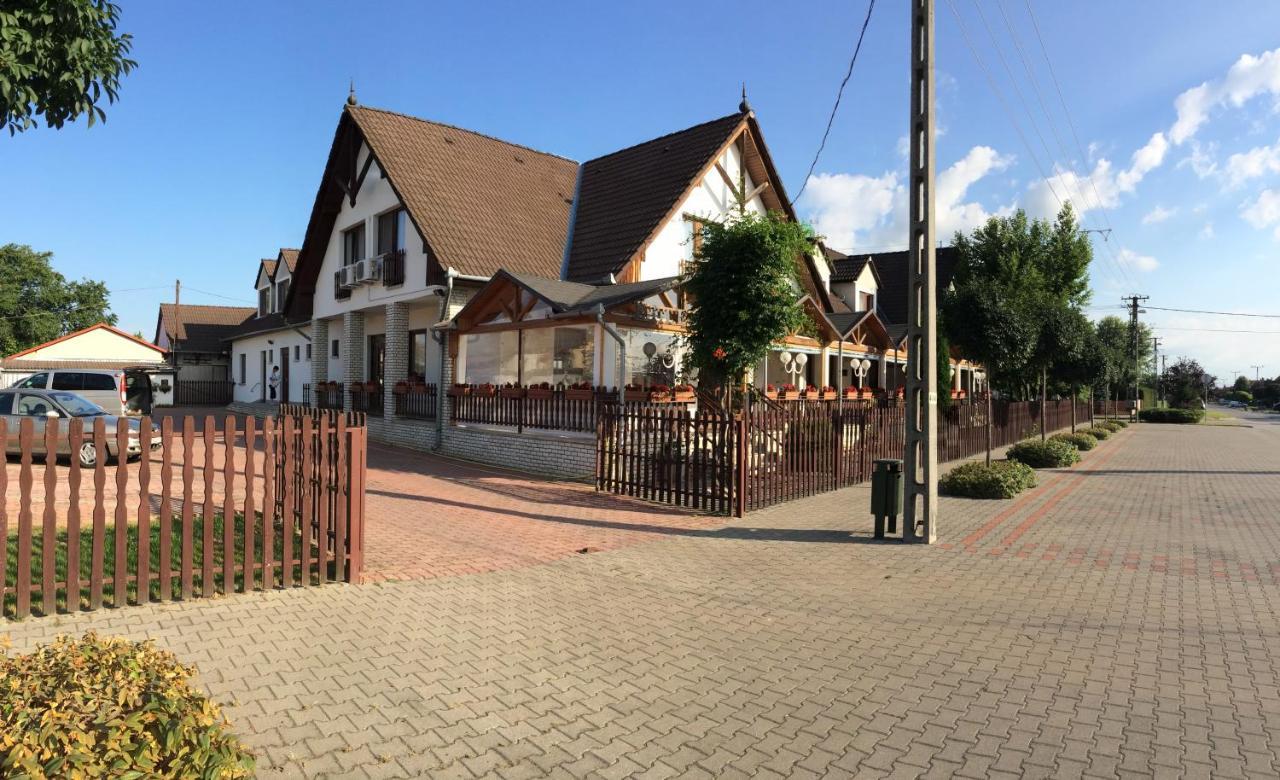 Hotel Koller Panzió Bonyhád Exterior foto